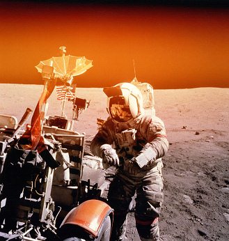 Apolo 16 Foto-Nr.AS16-117-18852: El
                        "astronauta" Young con el
                        "veh�culo lunar" Rover LRV en la
                        contraluz - y con una falta grande de pel�cula