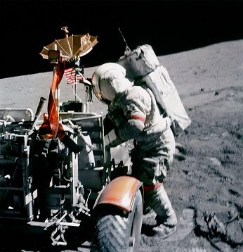 Apolo 16 Foto-Nr.AS16-117-18853: El
                        "astronauta" Young con el
                        "veh�culo lunar" Rover (LRV), foto
                        mala