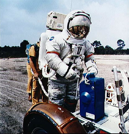 Entrenamiento de Apolo 17: El "carro
                        lunar" en el entrenamiento, el
                        "astronauta" Cernan est� con un bid�n