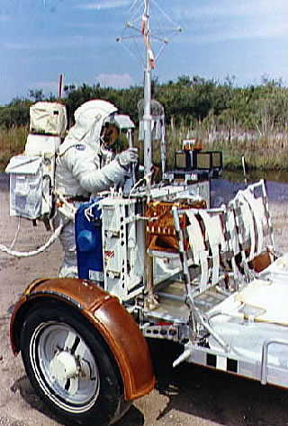 Entrenamiento de Apolo 17, experimentos en
                        la parte trasera del "carro lunar"