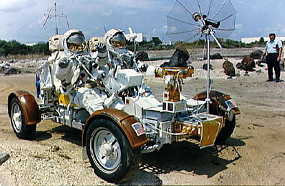Entrenamiento de Apolo 17, el "carro
                        lunar" en un "superficie lunar"