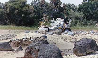 Entrenamiento de Apolo 17 falso, manejando
                        el "carro lunar" con diversos
                        "paisajes lunares" en el primer plano