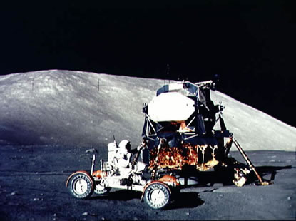 Apolo 17
                        falso, Cernan manejando en el pedregal (03) con
                        el "m�dulo lunar" al fondo