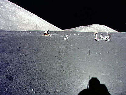 Apolo 17 alunizaje falso: llanura con carro
                        lunar y monta�as al fondo 01