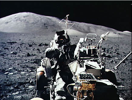 Apolo 17 alunizaje falso: carro lunar al
                        primer plano, llanura de piedras borrosa y
                        monta�as borrosas al fondo