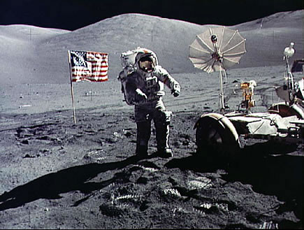 Apolo 17 alunizaje falso: el carro lunar al
                        lado rerecho, astronauta Cernan en el centro, y
                        la bandera al lado sinistro, llanura y monta�as
                        al fondo