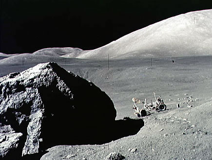 Apolo 17 alunizaje falso: Estaci�n 6: roca
                        al primer plano, llanura con carro lunar y
                        cerros al fondo