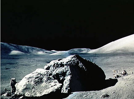 Apolo 17 alunizaje falso: Estaci�n 6: roca
                        con Sr. Cernan en el primer plano, llanura,
                        carro lunar y monta�as al fondo