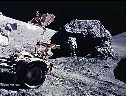 Apolo 17 alunizaje falso: Estaci�n 6: Vista
                        de bajo por arriba con el carro lunar, con el
                        Sr. Cernan, y con la roca al fondo