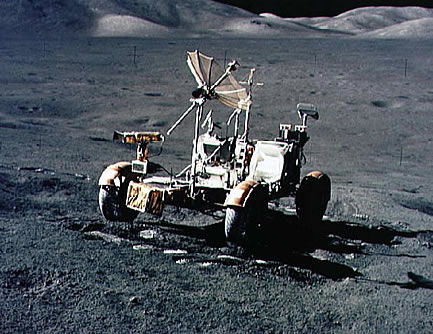 Apolo 17 alunizaje falso: carro lunar en
                        una posici�n final en una llanura y con cerros
                        al fondo
