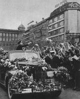 Gagarin in Prague: Flowers are thrown.