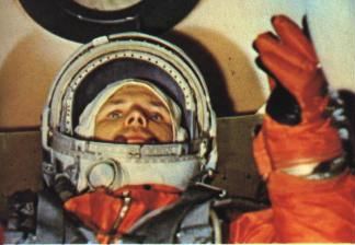 Gagarin-Sitzprobe 4 mit erhobener linker
                          Hand, mit demselben weissen Hintergrund wie
                          bei Sitzprobe 3