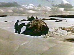 Gagarins
                          angebliche Landekapsel. Hier wird sie im
                          Schnee geborgen.