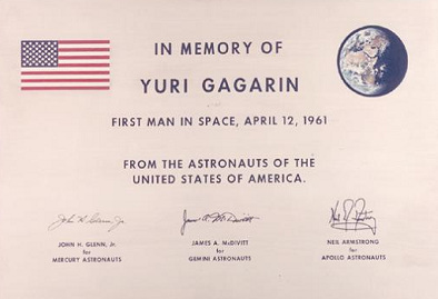 Gedenktafel: US-Astronauten bestätigen
                          Gagarin als "ersten Mann im Weltall"
                          ("first man in space"),
                          NASA-Foto-Nr.: S-70-56914.
