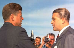 19 May 1963: John F. Kennedy and
                            Wernher von Braun in a public talk face to
                            face.