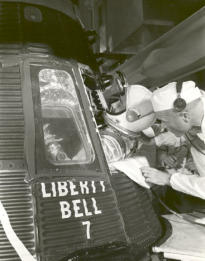 Mercury 2 mit der Kapsel "Liberty
                          Bell 7": Grissom steigt in die Kapsel.
                          Die NASA behauptet, dies sei der Einstieg zum
                          Flug, aber das Foto stammt wahrscheinlich von
                          einem Training.