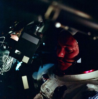 Apollo 11 photo no. AS11-36-5292: Michael
                        Collins is said to be here on a space trip in
                        the command module, and this without helmet, an
                        impossibility