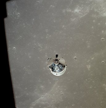 Apollo 11, Foto Nr.
                        AS11-01-anflug-d-37-5443: Die NASA behauptet,
                        dies sei die Sicht auf die Kommandokapsel und
                        den Versorgungsteil ("Command Service
                        Module" CMS) nach dem Abdockmanöver. Die
                        "Mondlandschaft" 195 km darunter
                        heisst gemäss NASA "Mare Fecunditatis"
                        ("Sea of Fertility"), also "Meer
                        der Fruchtbarkeit".