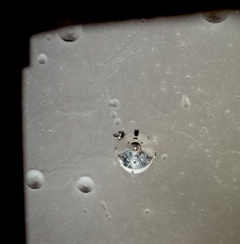 Apollo 11, Foto Nr.
                        AS11-01-anflug-d-37-5445: Die NASA behauptet,
                        dies sei die Kommandokapsel "Columbia"
                        nach dem Abdockmanöver über den Kratern
                        Taruntius K, Taruntius P, und über dem
                        Cayeux-Rücken ("Dorsum Cayeux) im
                        nördlichen Teil des Meeres der Fruchtbarkeit
                        ("Mare Fecunditatis").