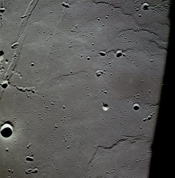 Apollo 11, Foto Nr.
                        AS11-01-anflug-d-37-5447: Die NASA behauptet,
                        dies sei die Kommandokapsel über dem "Meer
                        der Stille". Die NASA behauptet, der
                        Landeplatz von Apollo 11 sei im Zentrum des
                        Fotos, oben links befinde sich der Moltke-Krater
                        und die Hypatia-Rille, rechts ein Krater
                        "Collins", der Krater
                        "Aldrin" ("Amboss") soll
                        sich oben rechts befinden, und die Krater Sabine
                        E, D und B werden später nach den
                        "Astronauten" Armstrong, Aldrin und
                        Collins benannt.
