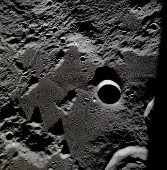 Apollo 11, Foto Nr.
                        AS11-01-anflug-d-37-5448: Die NASA behauptet,
                        hier sei die Kommandokapsel beim scharf
                        konturierten Krater Schmidt zu sehen. Der
                        Kraterteil in der unteren, rechten Ecke soll der
                        westliche Teil von Krater Sabine sein, und der
                        teilweise sichtbare Rand an der rechten Kante
                        soll vom Krater Ritter stammen. Das soll das
                        letzte Foto der "Mondlandefähre" (LM)
                        vor dem Anflug sein. Die "Mondlandung"
                        erfolgte dann eventuell eine
                        "Mondumdrehung" später.