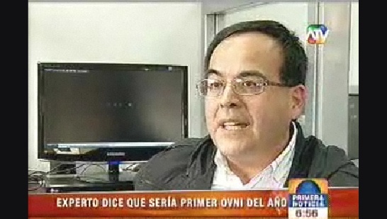 Bfo (Ufo) �ber Lima, 6. Januar 2011 (12), der
                  Ufologe Mario Zegarra