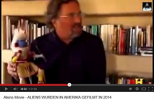Arch�ologe David Childress mit einer
              Katschina-Puppe der Zuni