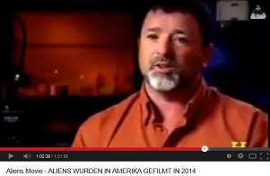 Rostrotes Shirt und weisser Bart Rostrotes Shirt und weisser Bart