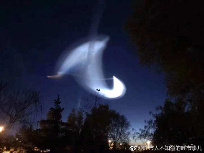 Nordchina 11.10.2018:
                    UFO Kurvenwolke, Haken in Parabelform mit Wald