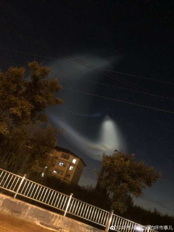 Nordchina
                    11.10.2018: UFO Kurvenwolke, Haken in Parabelform
                    mit Wohnblock