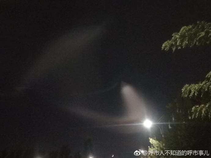 Nordchina
                    11.10.2018: UFO Kurvenwolke, Haken in Parabelform
                    mit Strassenlampe