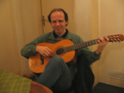 Michael Palomino, 43, mit Gitarre im Caf�
                        Yucca, April 2008