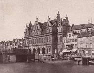 Beispiel pr�chtiger Altstadtbauten im
                              3.Reich: Das Gr�ne Tor mit Mottlau in
                              Danzig. Die Deutsche Wehrmacht zerst�rte
                              ebensolch schone Altstadtbauten in
                              Holland, Belgien, Frankreich und v.a.
                              Russland. Die Alliierten besorgten ab 1942
                              die totale Zerst�rung der fraglichen
                              Stadtzentren.