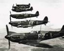 Bild rechts:
                              Flugzeugformation in der Schlacht um
                              England. Hitler verlor gegen England seine
                              erste Schlacht. Es gab keinen Blitzsieg.
                              Die offizielle Strategie danach war,
                              Russland in 8 bis 12 Wochen zu schlagen,
                              um gen�gend Rohstoffe gegen England zur
                              Verf�gung zu haben. Die Rote Armee wurde
                              nach der Niederlage gegen Finnland
                              1939-1940 als schnell schlagbar
                              eingesch�tzt.