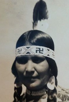 Hakenkreuz (Swastika)
                      auf einem Stirnband bei den Navajo-Ureinwohnern
                      als Symbol f�r ihre Sch�pfungsgeschichte