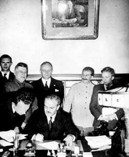 Nichtangriffspakt zwischen dem Dritten Reich
                      und der Sowjetunion 23.8.1939, Ribbentrop (hinten
                      mitte), Molotow (vorne) und Stalin (hinten
                      rechts)