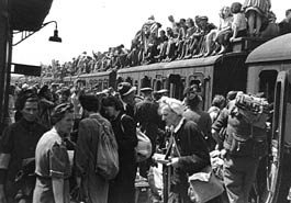 Ankunft eines Fl�chtlingszugs in
                          Berlin im Sommer 1945