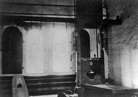 Die deutsch-kaiserliche
                                    Guillotine in Berlin-Pl�tzensee mit
                                    der Bank und dem Brettabschluss mit
                                    Loch, wo der Kopf zu
                                    "lagern" hatte [6]