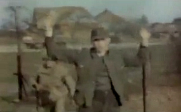 Deutscher Soldat wird mit erhobenen
                          Händen abgeführt