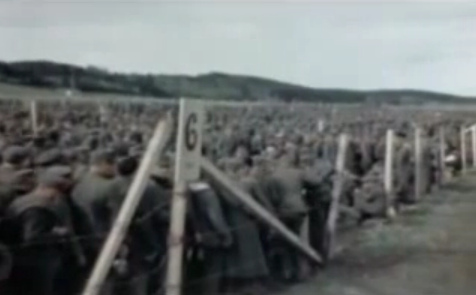 Deutsche Soldaten zusammengepfercht in einem
                  Rheinwiesenlager hinter Stacheldraht, Sektor 6