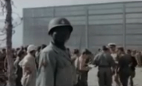 Schwarze "US"-Armeeangehörige
                          vor einer grossen Holzwand