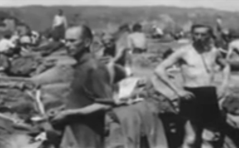 Deutsche Kriegsgefangene in einem
                  Rheinwiesenlager, aufrecht stehend