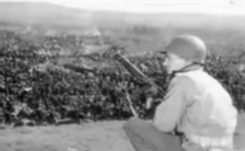 "Amerikanischer" Wachmann wacht auf
                  einem Hügel mit Maschinengewehr über ein
                  Rheinwiesenlager: 19min.19sek.