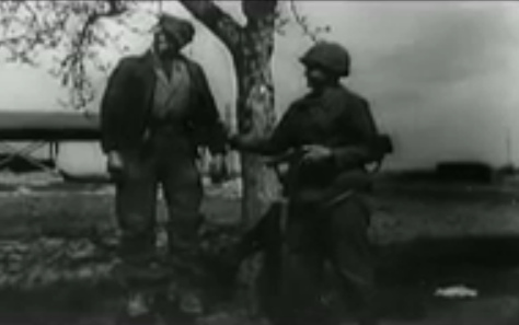 Ein Mann hängt an einem Baum, präsentiert
                        von einem Ami-Soldat: 24min.21sek.