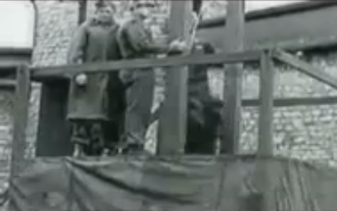 Ein deutscher Kriegsgefangener wird
                          genhängt 01 25min.30sek.