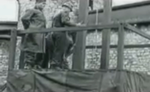 Ein deutscher Kriegsgefangener wird
                          genhängt 02: 25min.32sek.[1