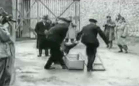Ein ermordeter Kriegsgefangener wird in
                          einen Sarg gelegt 02: 25min.38sek.