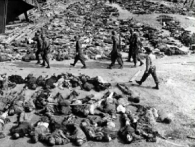 Falsches Auschwitz-Foto mit
                "amerikanischen" Soldaten, reihenweise
                deutsche Leichen