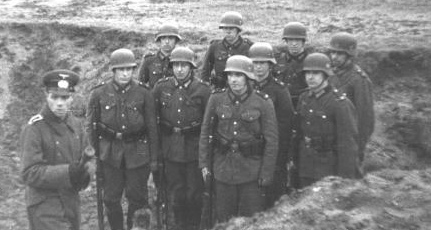 Helme der Wehrmacht mit Ohren- und
                        Nackenschutz, Beispiel Handgranatenkurs