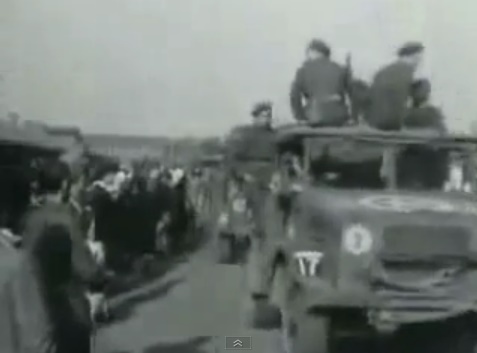 "Amerikanischer" Lastwagen
                            mit Kriegsgefangenen mit einem
                            Fünfzack-Stern auf der Motorhaube
